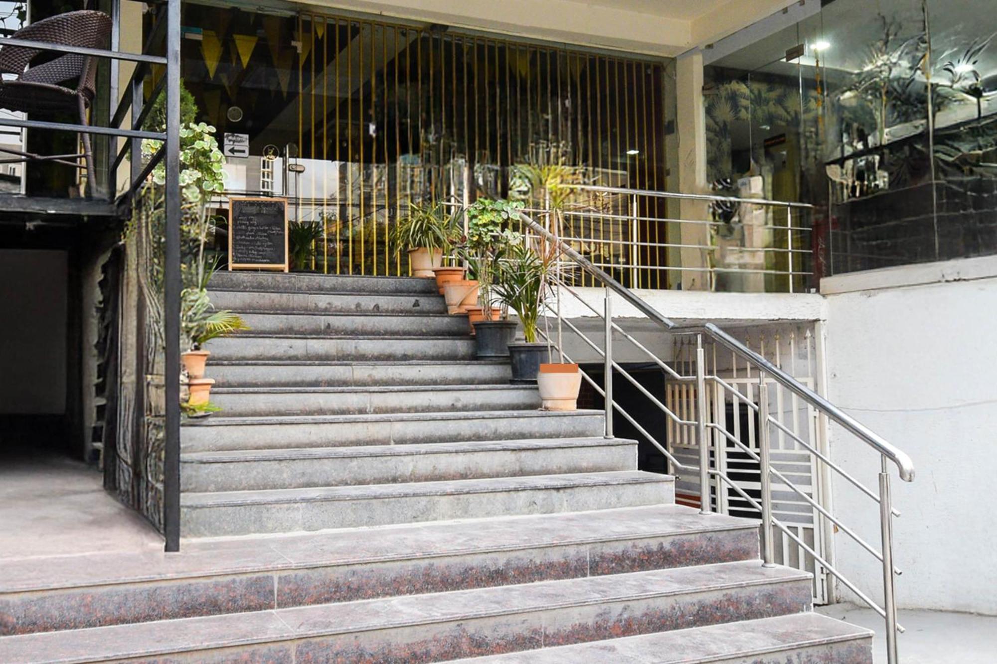 Super Townhouse Madhapur 100 Feet Road Formerly Jkc Grand Hyderabad Exterior foto